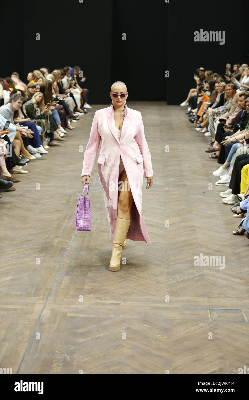 09/06/2022, Berlino, Germania, Models Walk the Runway al Kilian Kerner show durante la Mercedes-Benz Fashion Week Berlino Primavera/Estate 2023 all'Hotel Telegrafenamt il 6 settembre 2022 a Berlino, Germania. Foto Stock