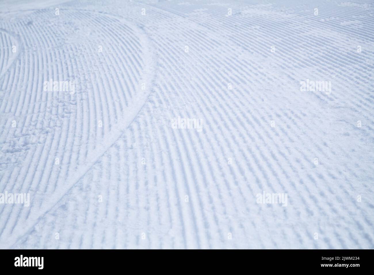 Struttura a strisce di una pista da sci innevata, foto di sfondo per gli sport invernali Foto Stock