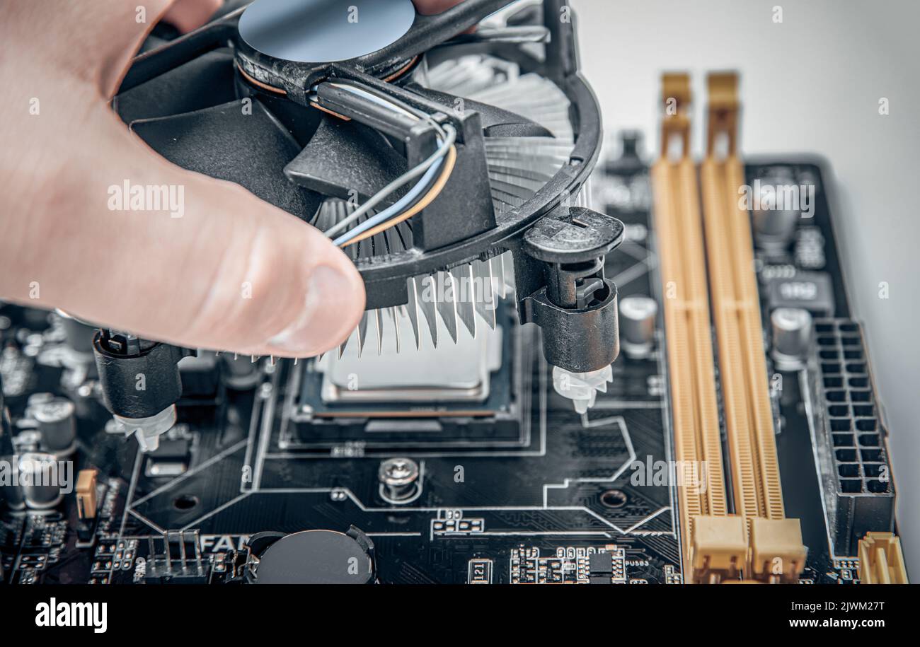 Installazione dell'unità processore centrale nella scheda madre del computer. Foto Stock