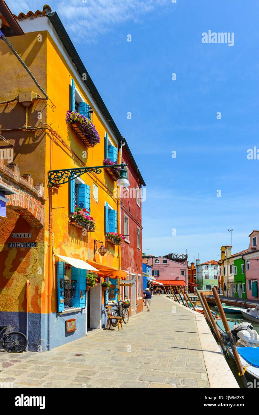 ISOLA DI BURANO, VENEZIA, ITALIA - 4 LUGLIO 2022: Case colorate sul canale dell'Isola di Burano. Famosa destinazione di viaggio. Foto Stock