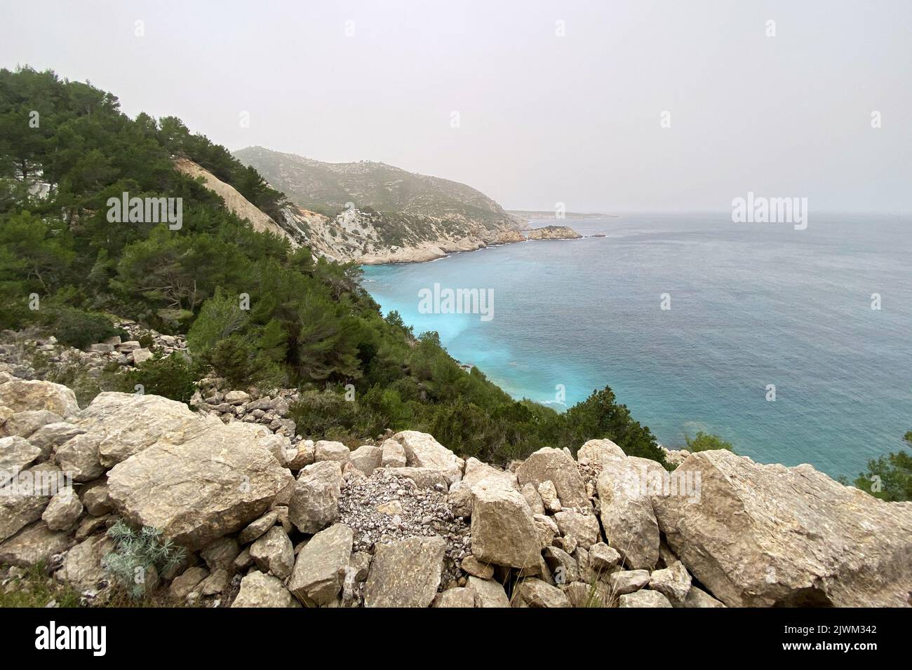 Costa dell'isola di Ibiza con il mare blu Foto Stock