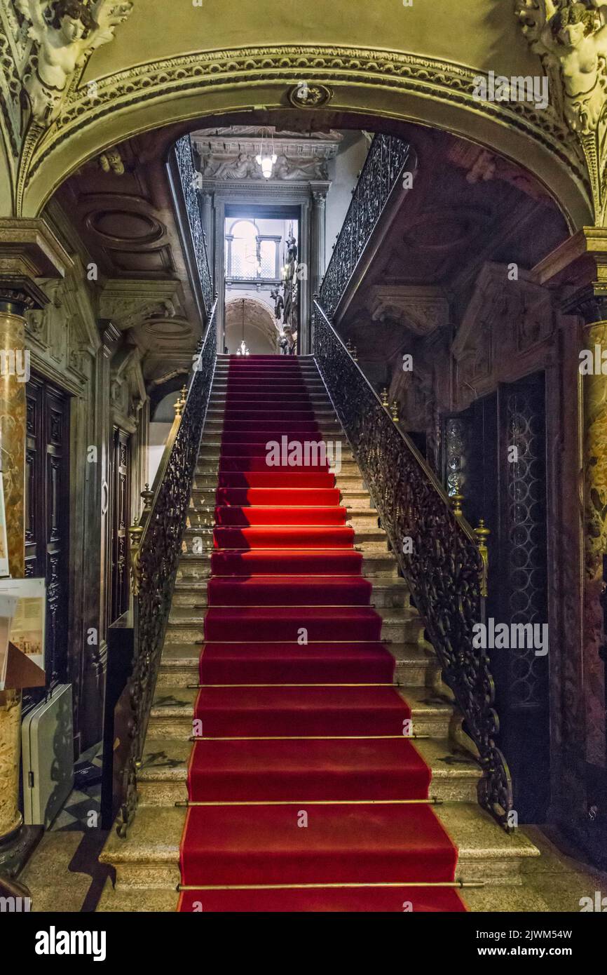 MILANO, ITALIA - 17 MAGGIO 2018: Questa è la scalinata principale della storica casa del Rinascimento italiano, il Museo Bagatti Valsecchi. Foto Stock