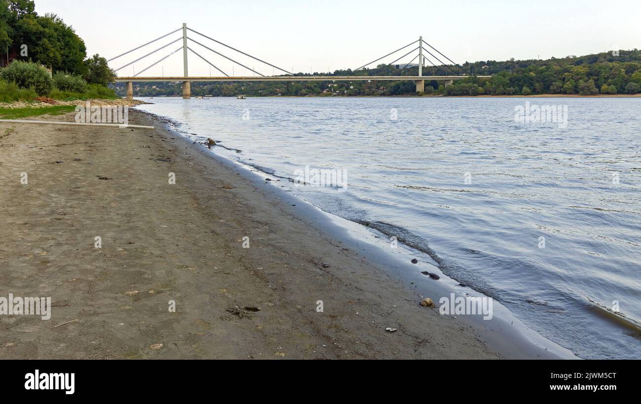 Ponte della libertà sul Danubio Novi Sad Serbia Hot Summer Day Low Tide Foto Stock