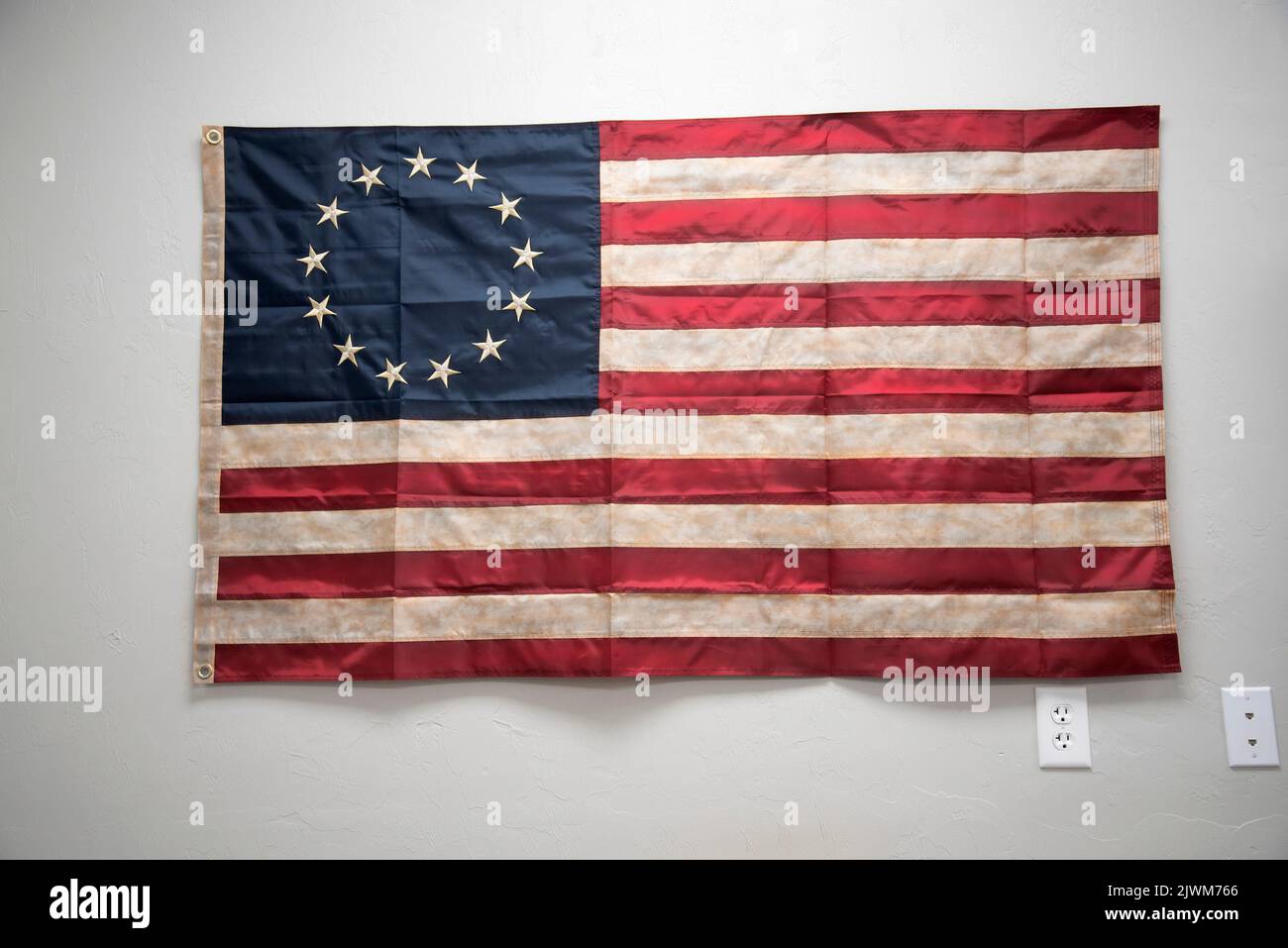 La storia della bandiera di Betsy Ross è che è stato richiesto dal generale George Washington ed il congresso continentale che una bandiera sia generata per significare Foto Stock