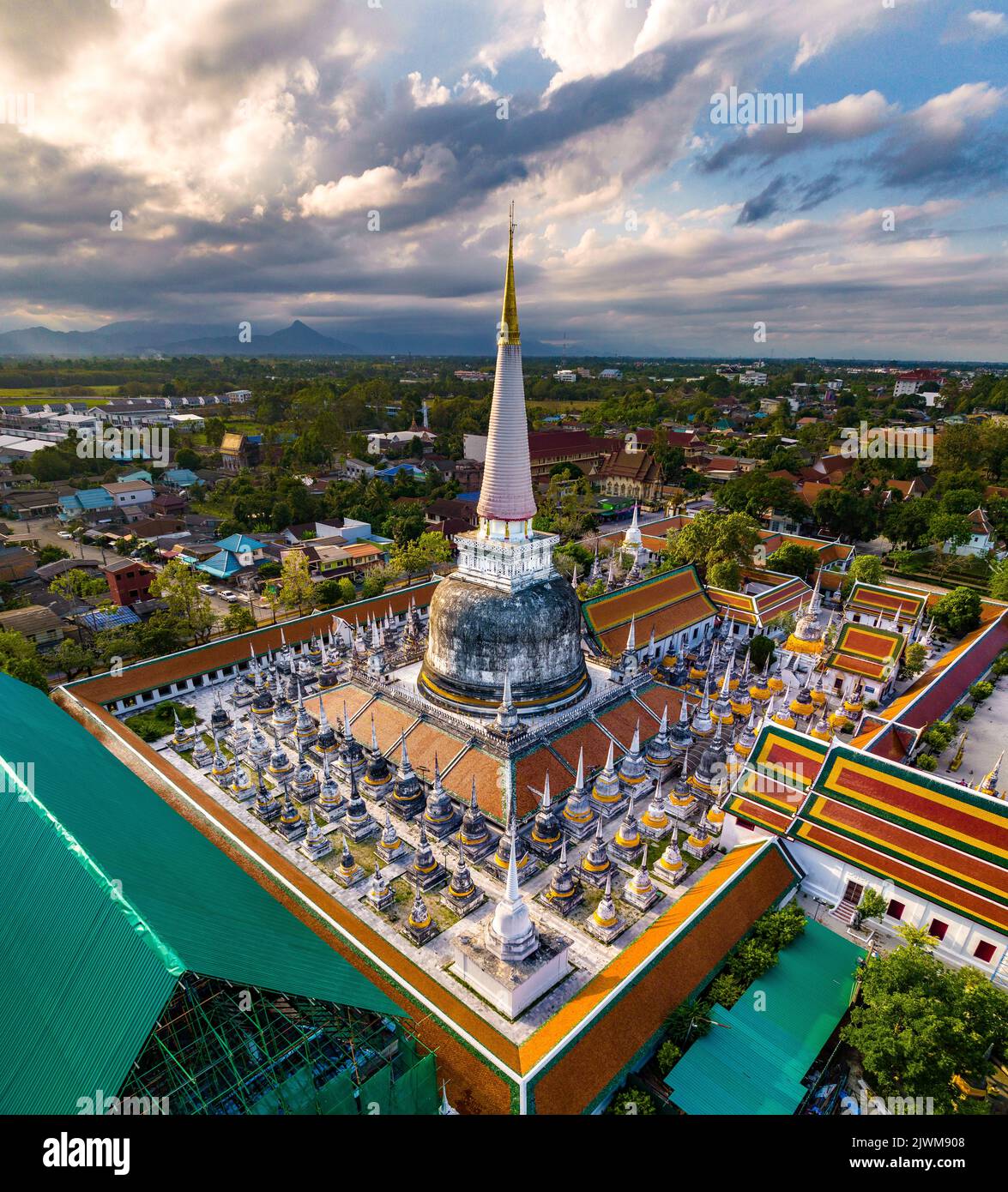 Veduta aerea del tempio Wat Phra Mahathat Woramahawihan a Nakhon si Thammarat, Thailandia Foto Stock