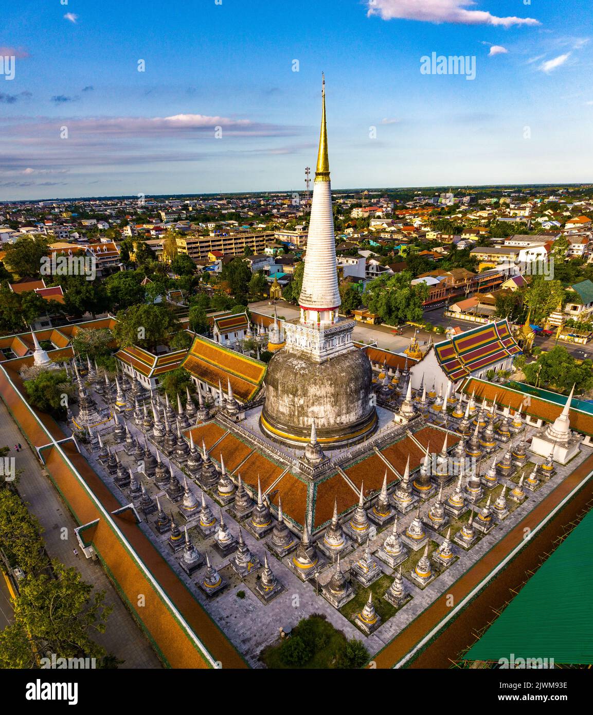 Veduta aerea del tempio Wat Phra Mahathat Woramahawihan a Nakhon si Thammarat, Thailandia Foto Stock