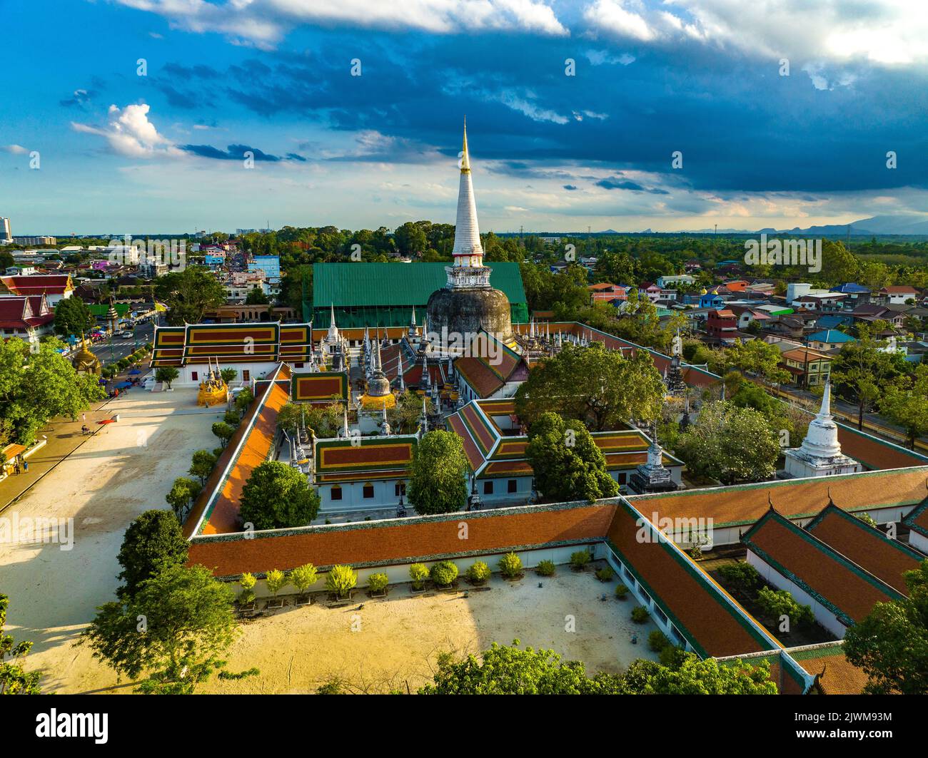 Veduta aerea del tempio Wat Phra Mahathat Woramahawihan a Nakhon si Thammarat, Thailandia Foto Stock