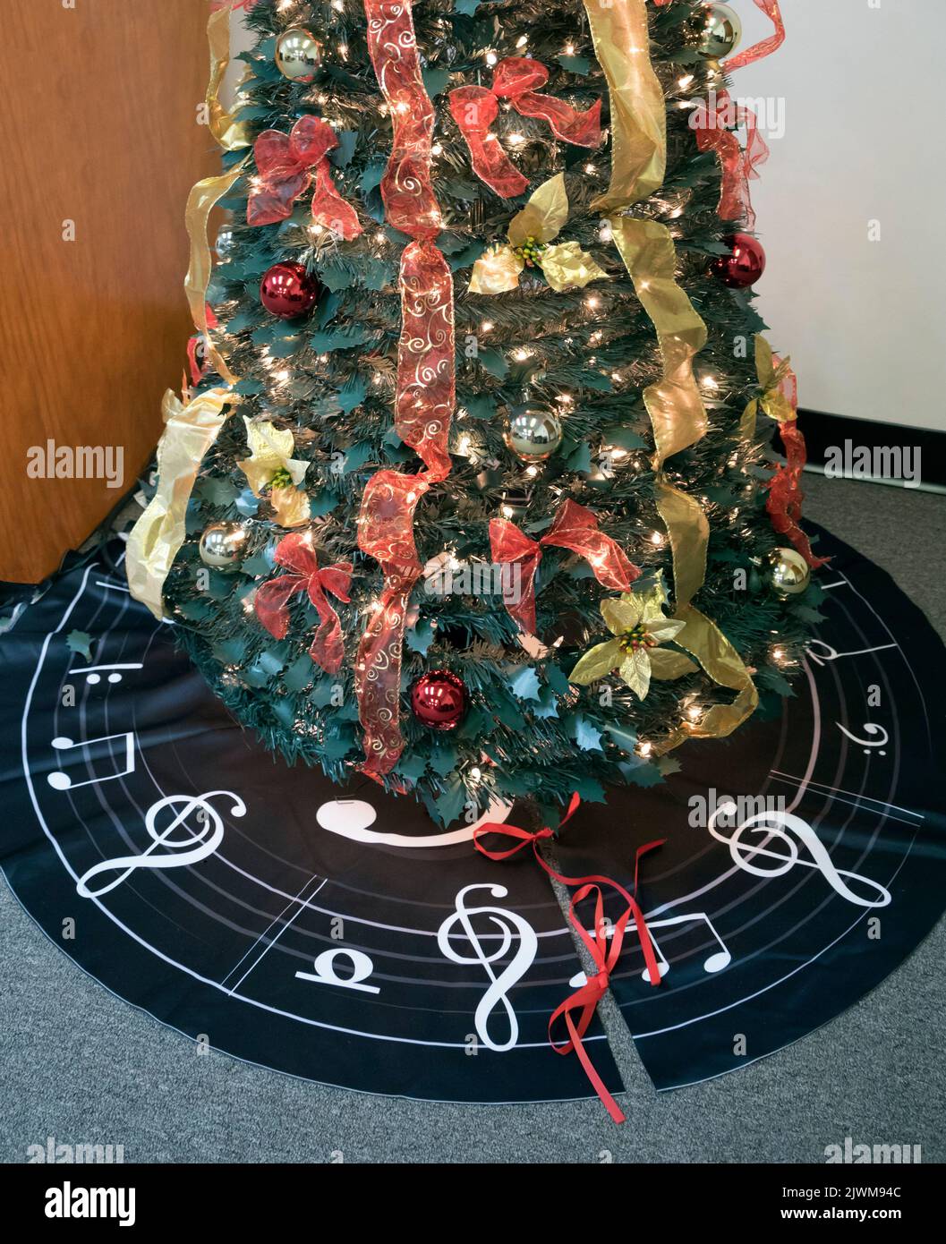 Albero di Natale con un motivo musicale. Foto Stock