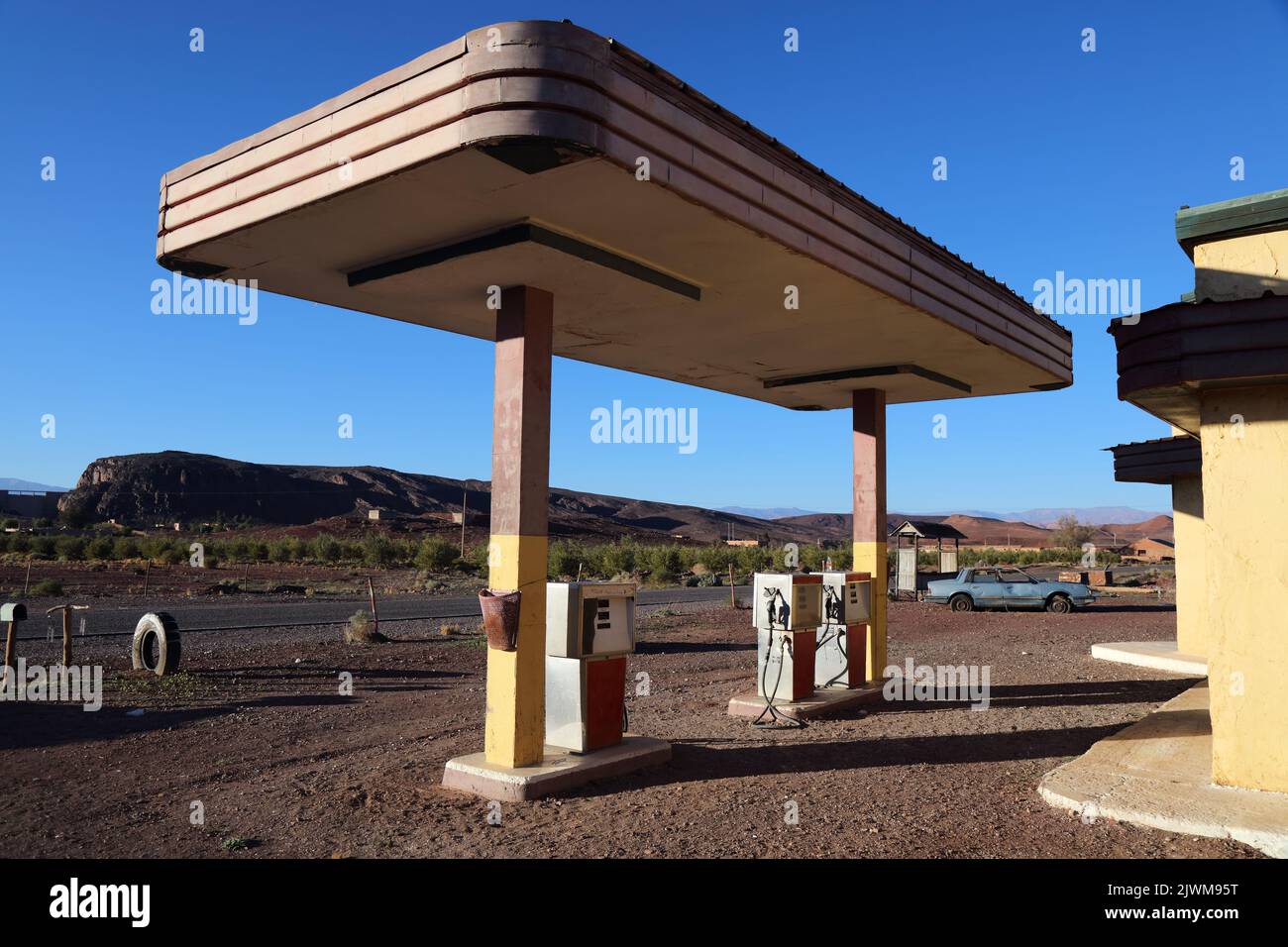 Abbandonata stazione di servizio americana in Marocco. Posizione precedente per la ripresa del film. Foto Stock