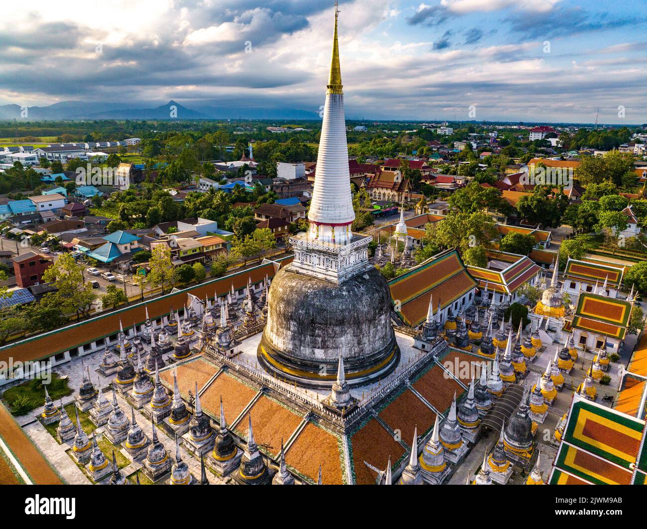 Veduta aerea del tempio Wat Phra Mahathat Woramahawihan a Nakhon si Thammarat, Thailandia Foto Stock