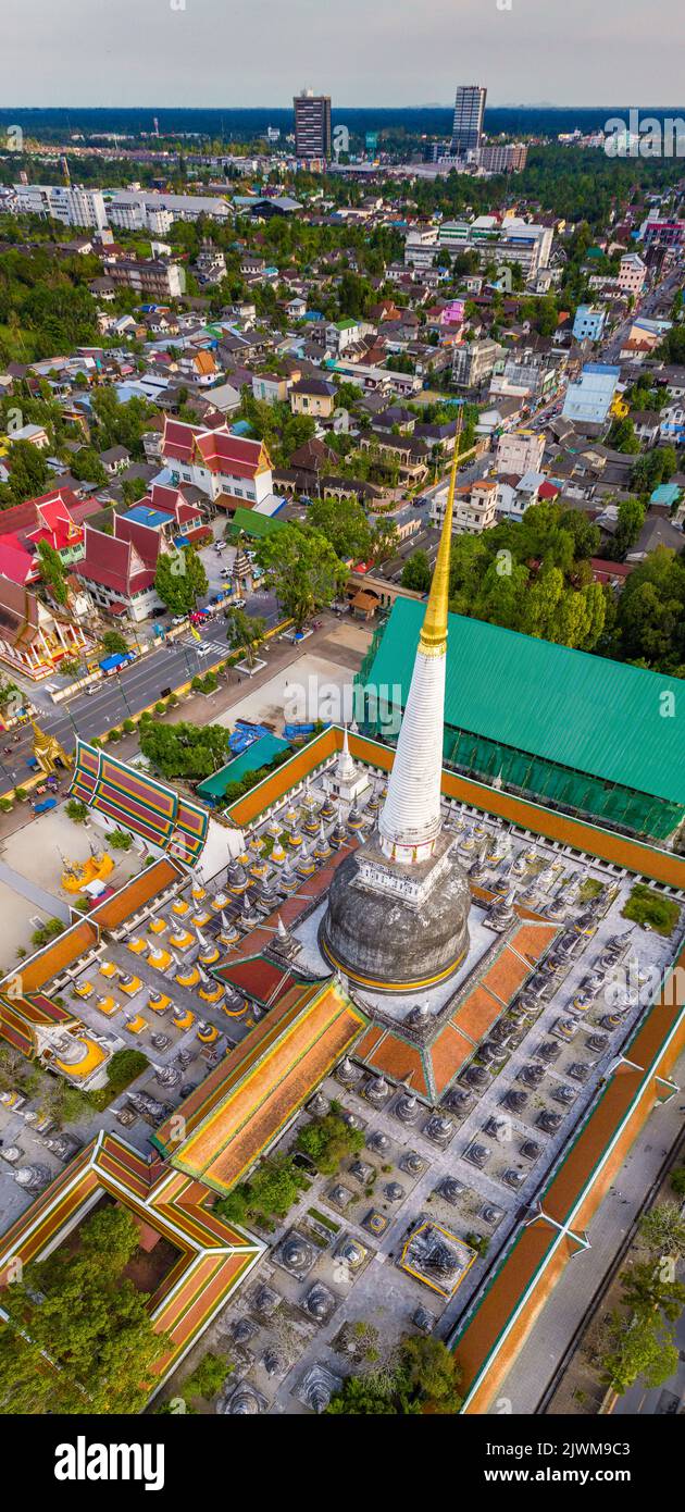 Veduta aerea del tempio Wat Phra Mahathat Woramahawihan a Nakhon si Thammarat, Thailandia Foto Stock