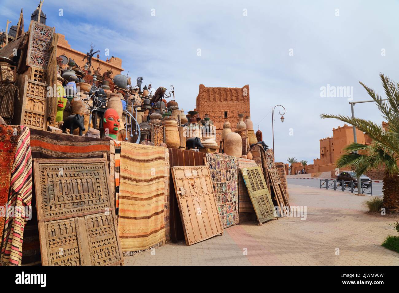 Ouarzazate Street market di antiquariato e prodotti artigianali in Marocco. Souk del mercato delle pulci marocchino. Foto Stock