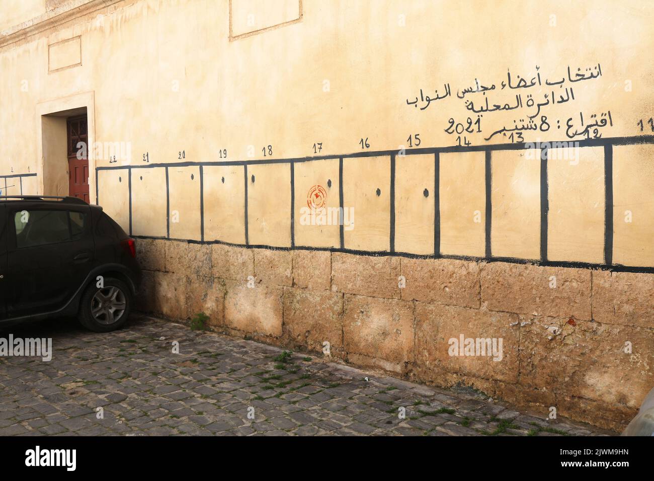 EL JADIDA, MAROCCO - 23 FEBBRAIO 2022: Muro della campagna elettorale a El Jadida, Marocco. Le mura della città appositamente contrassegnate per i manifesti elettorali sono tipiche per Foto Stock