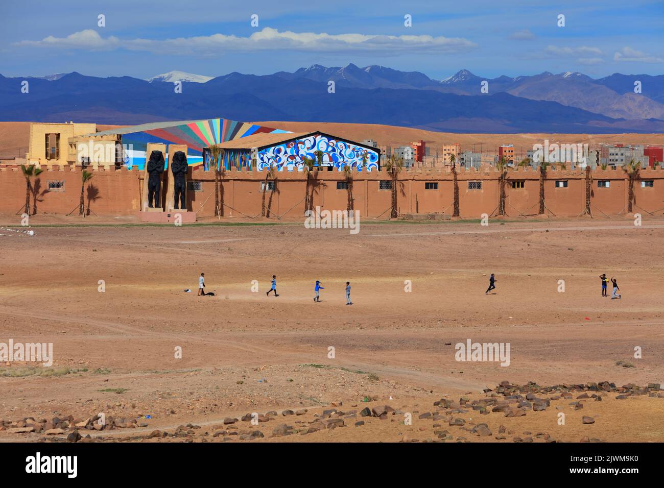 OUARZAZATE, MAROCCO - 18 FEBBRAIO 2022: I bambini giocano davanti agli Atlas Studios in Marocco. Atlas Studios è una delle più grandi città di studio cinematografico del Foto Stock