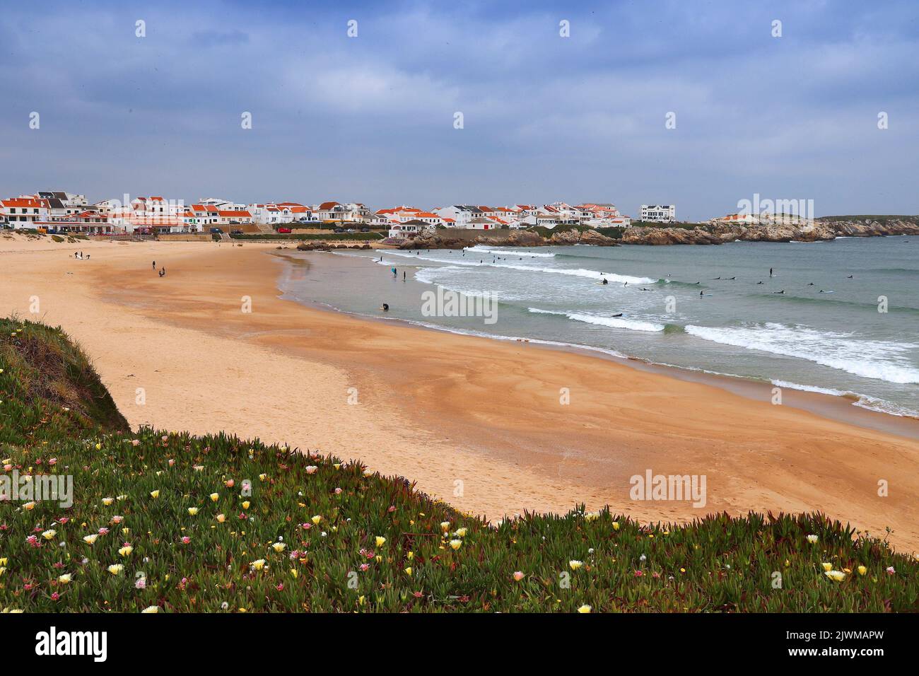 Baleal surf beach vicino a Peniche in Portogallo. Tempo piovoso. Foto Stock