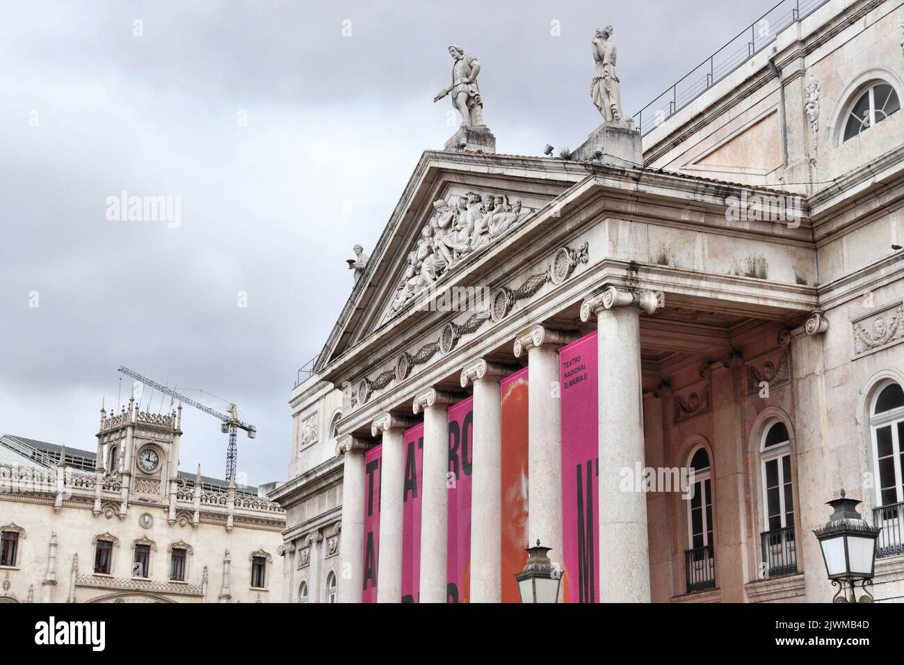 LISBONA, PORTOGALLO - 4 GIUGNO 2018: Vista sulla strada del Teatro Nazionale della Regina Maria II (in portoghese: Teatro Nacional D. Maria II). Punto di riferimento di Lisbona, Portuga Foto Stock