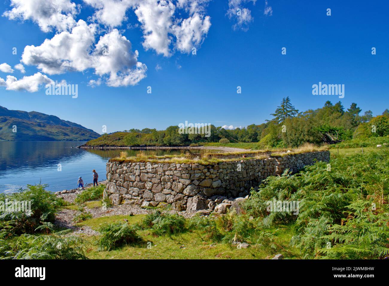 LOCH MORAR LOCHABER SCOZIA CAPPELLA DI FINE ESTATE DI INVERBEG E VISITATORI SULLA RIVA DEL LOCH Foto Stock