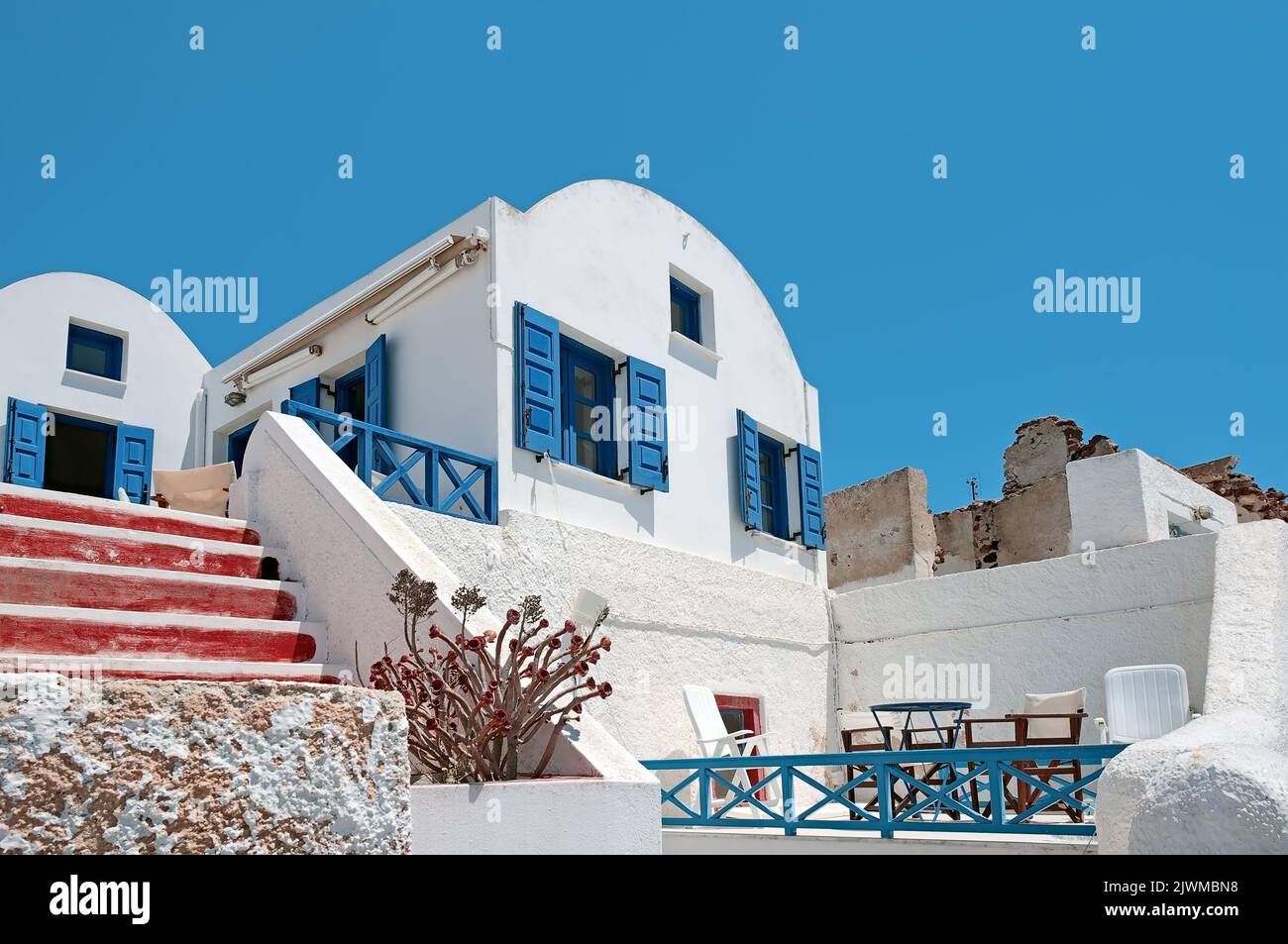 Edificio Oia con persiane dipinte di blu e bianco, Santorini, Grecia Foto Stock