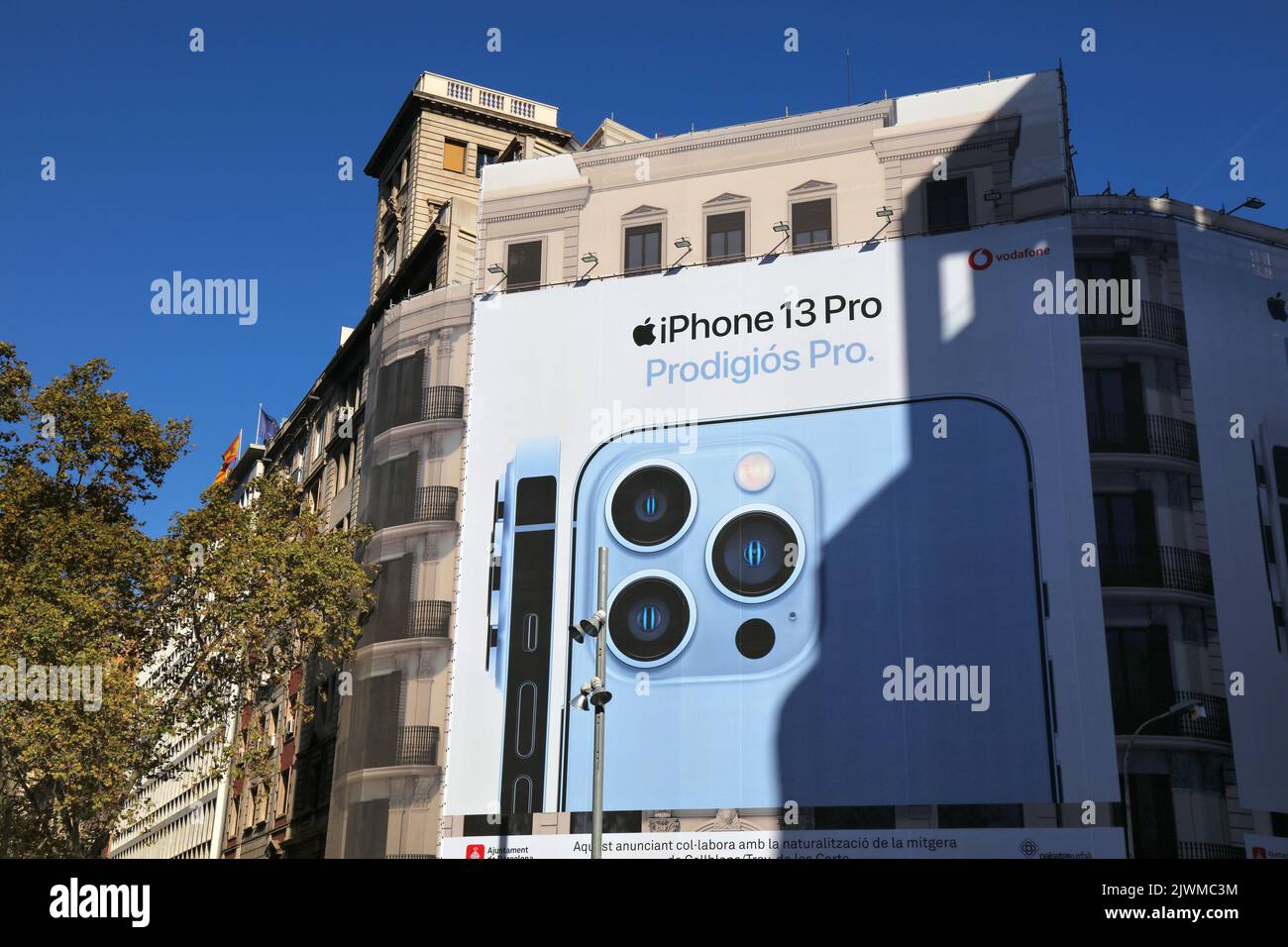 BARCELLONA, SPAGNA - 7 OTTOBRE 2021: Grande annuncio cartellone pubblicitario per Apple iPhone 13 Pro che copre un intero edificio nel centro di Barcellona, Spagna. Foto Stock