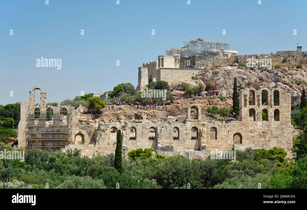 La vista a Odeon di Erode Attico e Acropoli di Atene in Grecia Foto Stock