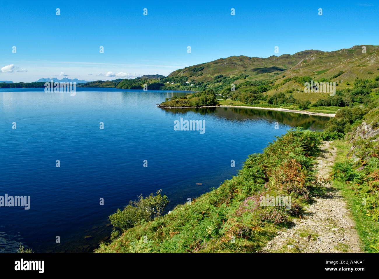 LOCH MORAR LOCHABER SCOZIA IN TARDA ESTATE SUL SENTIERO CHE SI AFFACCIA A BRACORINA Foto Stock