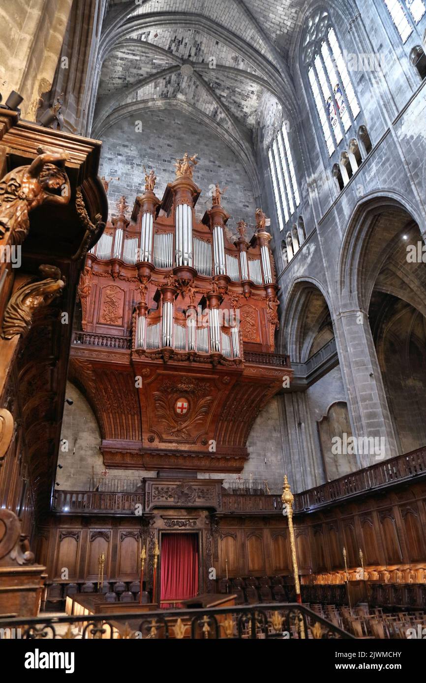NARBONNE, FRANCIA - 3 OTTOBRE 2021: Interno della Cattedrale di Narbonne in Francia. La cattedrale è un monumento nazionale ed è dedicata ai Santi Giustio A. Foto Stock