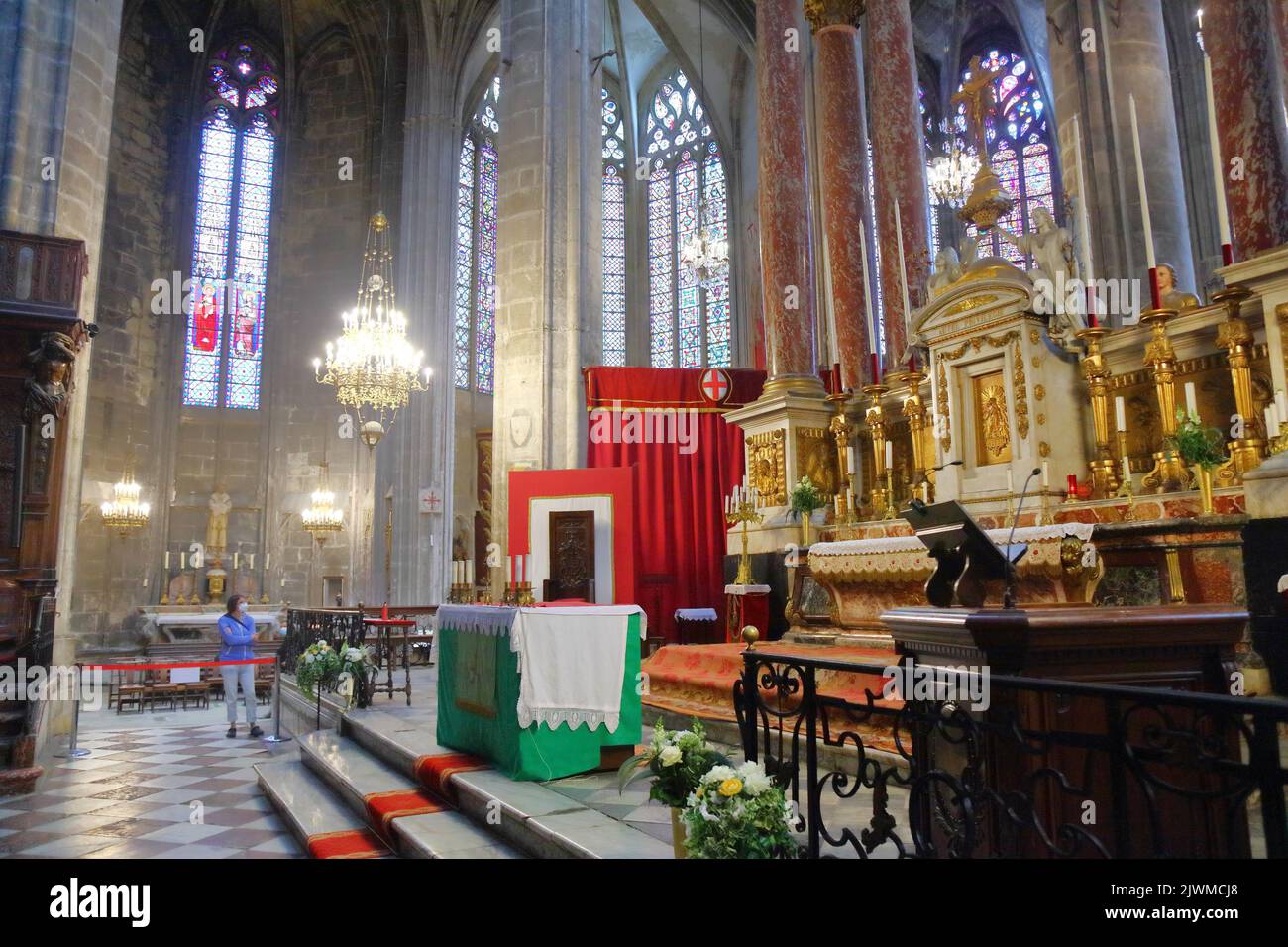 NARBONNE, FRANCIA - 3 OTTOBRE 2021: Interno della Cattedrale di Narbonne in Francia. La cattedrale è un monumento nazionale ed è dedicata ai Santi Giustio A. Foto Stock