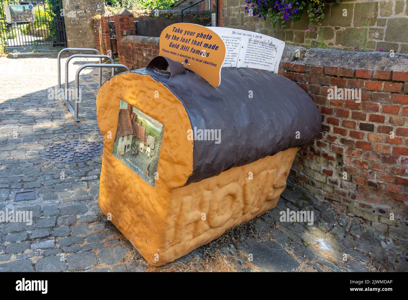 Il pane di Hovis (opportunità fotografica) in cima a Gold Hill, Shaftesbury, Dorset, Inghilterra, Regno Unito Foto Stock