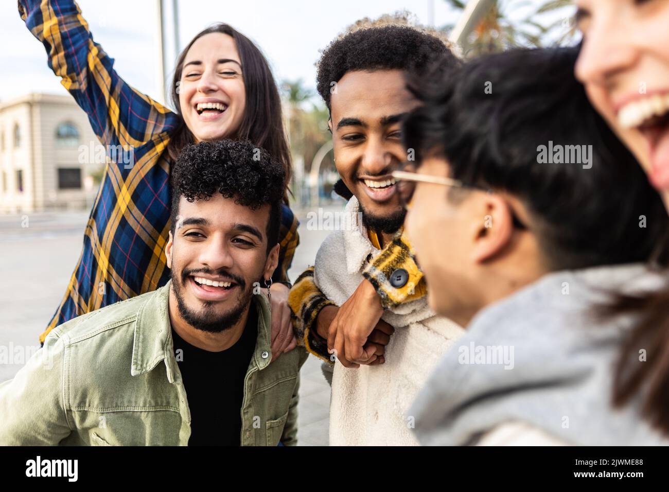 Ridendo gruppo di amici multirazziali che si divertono insieme all'aperto Foto Stock