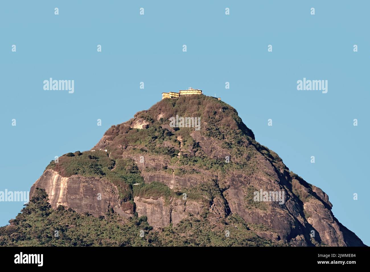 Da lontano nello Sri Lanka, si trova la cima della montagna di Adam's Peak (Sri Padai.E. impronta sacra) Foto Stock