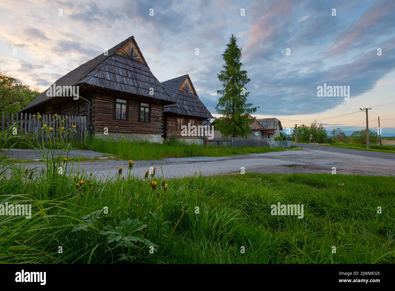 Tradizionali casette in legno nel villaggio di Budis, Slovacchia. Foto Stock