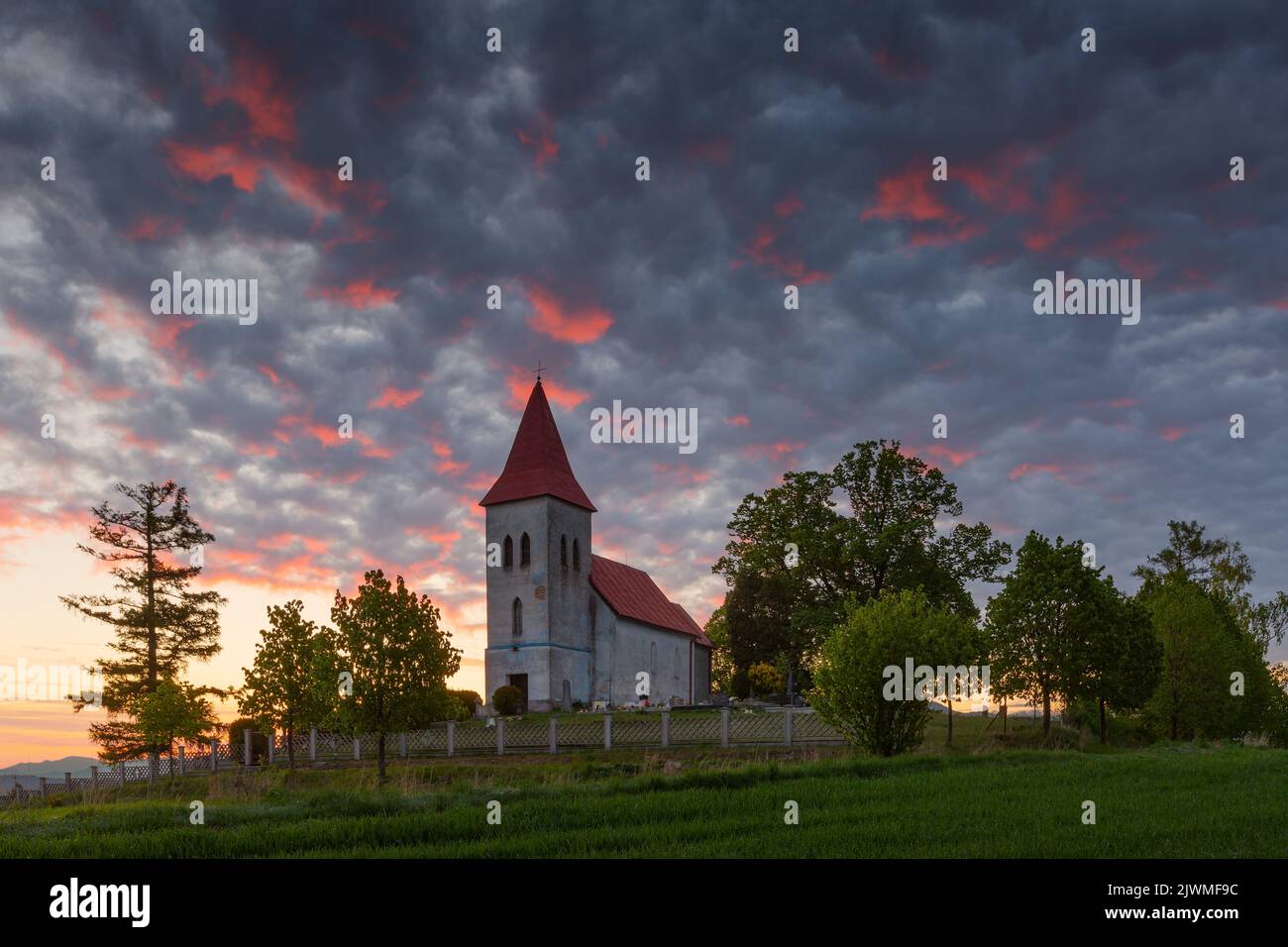 Chiesa gotica e cimitero nel villaggio di Abramova, Slovacchia. Foto Stock