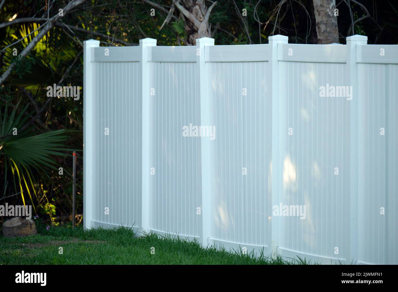 Recinzione in plastica bianca per la protezione del cortile posteriore e la privacy Foto Stock