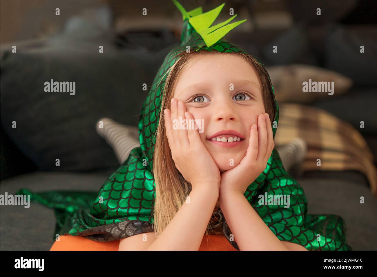 ragazza felice in costume halloween sorridendo e sognando Foto Stock