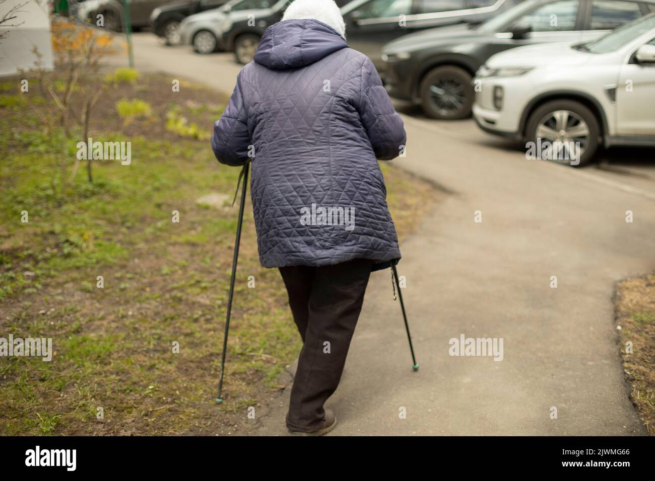 Pensionato è impegnato in gara a piedi. Passeggiata per la salute. Foto Stock