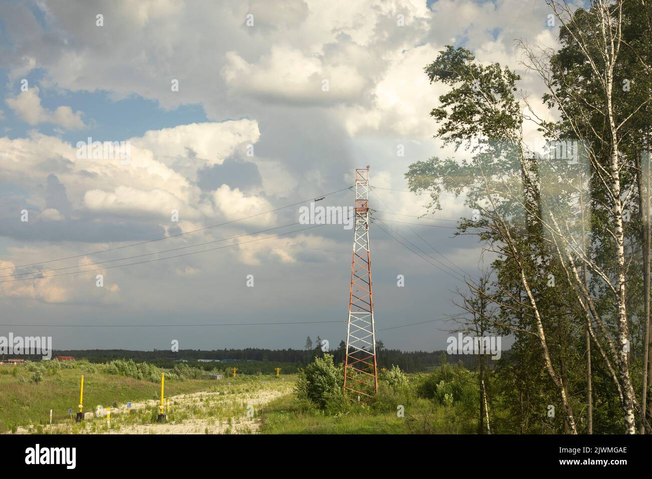 Torre di comunicazione sul campo. Dettagli dell'infrastruttura radio. Foto Stock