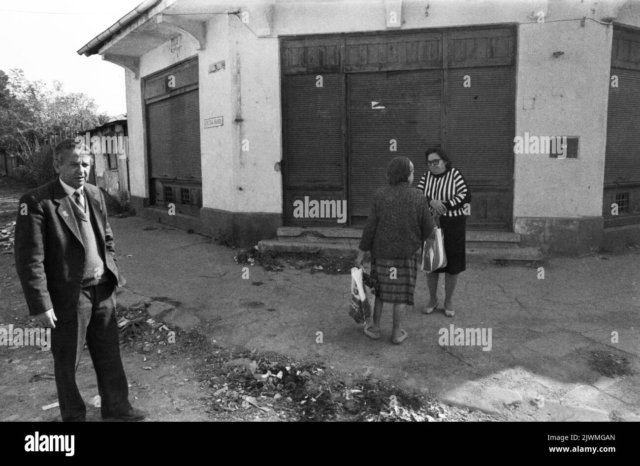 Bucarest, Romania, aprile 1990, pochi mesi dopo la caduta del comunismo. Mentre Ceausescu si concentrava sulla costruzione dei suoi progetti megalomanici, come il Centro Civico, molti quartieri della capitale si deterioravano lentamente. In questa immagine, alcuni abitanti locali sulle strade del quartiere Ferentari. Foto Stock