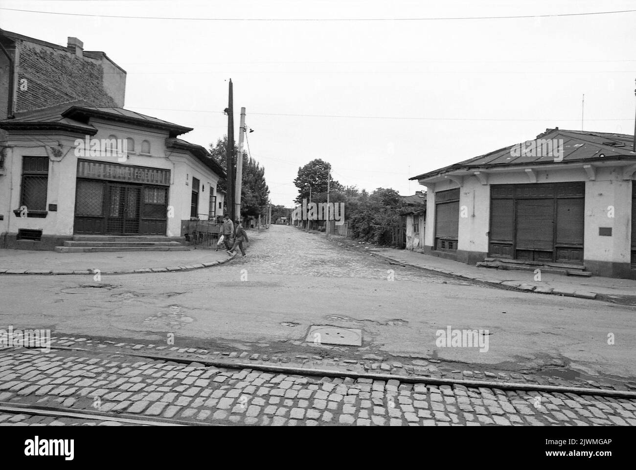 Bucarest, Romania, aprile 1990, pochi mesi dopo la caduta del comunismo. Mentre Ceausescu si concentrava sulla costruzione dei suoi progetti megalomanici, come il Centro Civico, molti quartieri della capitale si deterioravano lentamente. A Ferentari le infrastrutture e le utenze erano a dir poco carenti. Foto Stock
