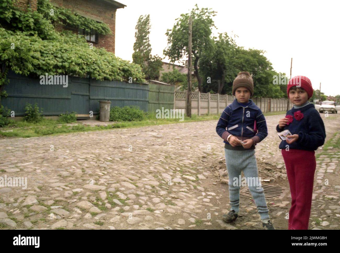 Bucarest, Romania, Aprile 1990. Bambini in una strada di quartiere, pochi mesi dopo la caduta del comunismo. Foto Stock