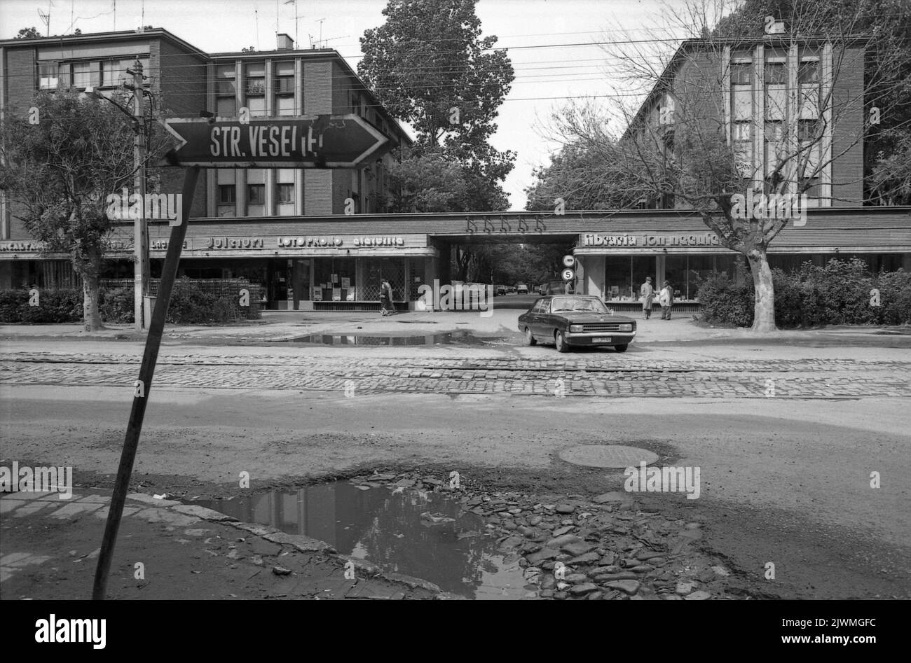 Bucarest, Romania, aprile 1990, pochi mesi dopo la caduta del comunismo. Mentre Ceausescu si concentrava sulla costruzione dei suoi progetti megalomanici, come il Centro Civico, molti quartieri della capitale si deterioravano lentamente. A Ferentari le infrastrutture e le utenze erano a dir poco carenti. In questa immagine, una vista di 'Via gioiosa' (strada Veliei), con il nome stesso strada quasi cadere. Foto Stock