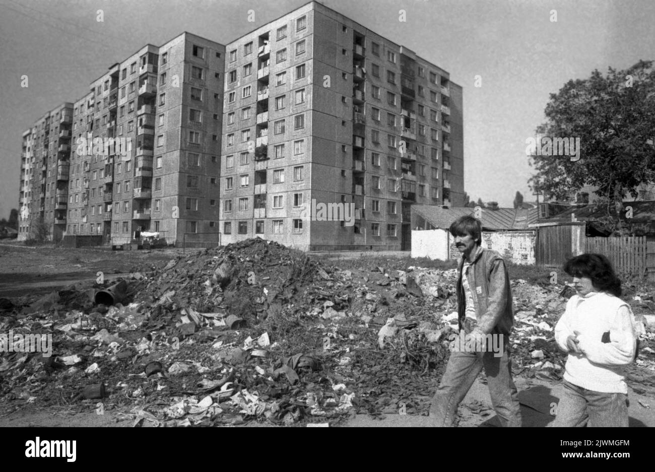 Bucarest, Romania, cca 1992. Persone che camminano da mucchi di rifiuti in una strada quartiere. Foto Stock