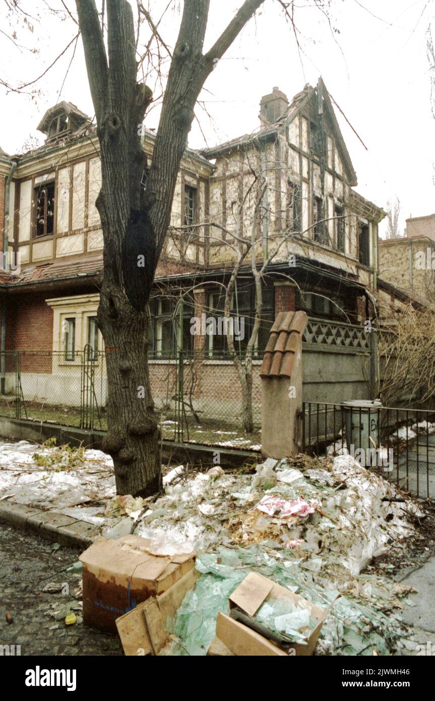 Bucarest, Romania, gennaio 1990. Edificio residenziale in Via Gheorghe Bals, vicino alla sede della stazione televisiva pubblica rumena, distrutto dal fuoco durante la rivoluzione anticomunista del dicembre 1989. Foto Stock