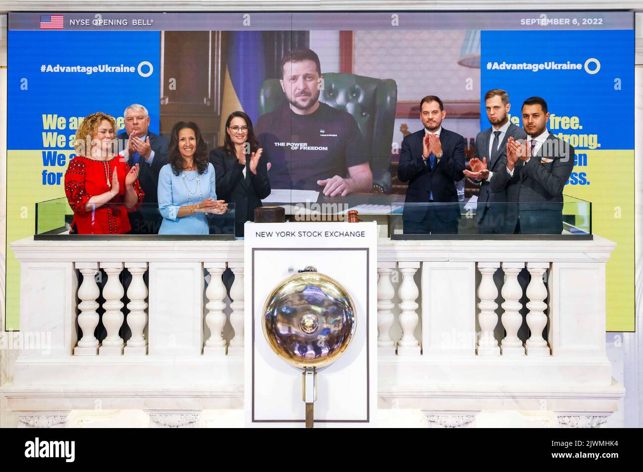 New York, Stati Uniti. 06th Set, 2022. H.E. Volodymyr Zelenskyy, presidente dell'Ucraina suona virtualmente la Bell di apertura la borsa di New York dà il benvenuto a H.E. Volodymyr Zelenskyy, presidente dell'Ucraina e ospiti in riconoscimento di #AdvantageUkyraine. Per onorare l'occasione, H.E. Volodymyr Zelenskyy, presidente dell'Ucraina, si unisce virtualmente a Lynn Martin, presidente del NYSE per suonare il Bell® di apertura. Photo Credit: NYSE/Sipa USA*** Rassegna stampa solo foto per uso editoriale (esclusi libri o libri fotografici). Non possono essere ceduti o venduti. Credito obbligatorio *** Credit: Sipa USA/Alamy Live News Foto Stock