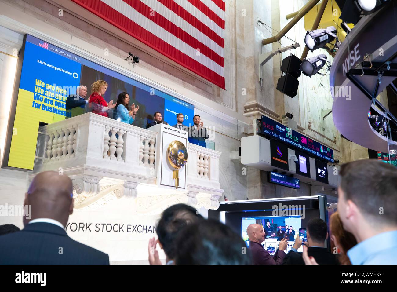 New York, Stati Uniti. 06th Set, 2022. H.E. Volodymyr Zelenskyy, presidente dell'Ucraina suona virtualmente la Bell di apertura la borsa di New York dà il benvenuto a H.E. Volodymyr Zelenskyy, presidente dell'Ucraina e ospiti in riconoscimento di #AdvantageUkyraine. Per onorare l'occasione, H.E. Volodymyr Zelenskyy, presidente dell'Ucraina, si unisce virtualmente a Lynn Martin, presidente del NYSE per suonare il Bell® di apertura. Photo Credit: NYSE/Sipa USA*** Rassegna stampa solo foto per uso editoriale (esclusi libri o libri fotografici). Non possono essere ceduti o venduti. Credito obbligatorio *** Credit: Sipa USA/Alamy Live News Foto Stock