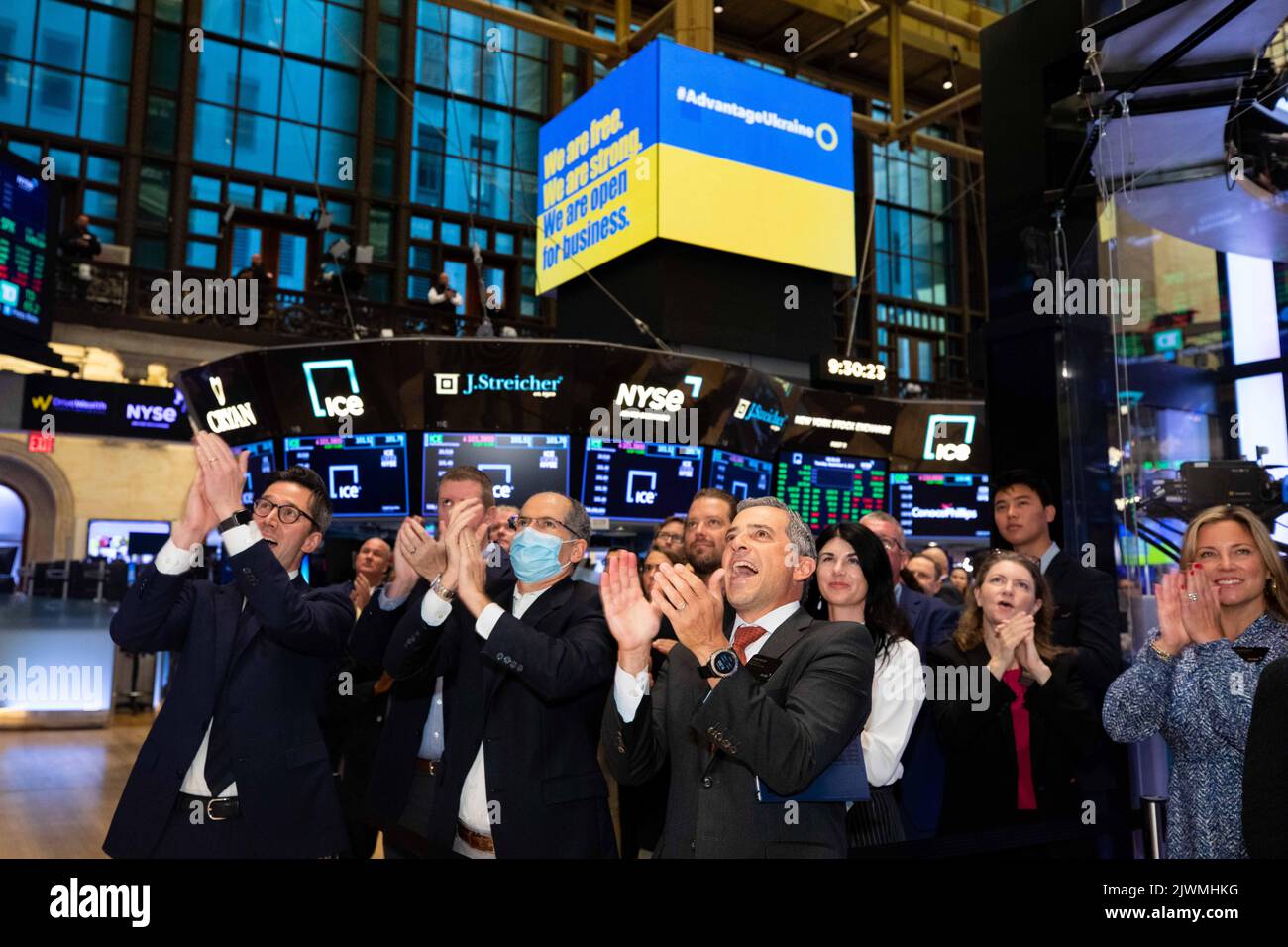 New York, Stati Uniti. 06th Set, 2022. H.E. Volodymyr Zelenskyy, presidente dell'Ucraina suona virtualmente la Bell di apertura la borsa di New York dà il benvenuto a H.E. Volodymyr Zelenskyy, presidente dell'Ucraina e ospiti in riconoscimento di #AdvantageUkyraine. Per onorare l'occasione, H.E. Volodymyr Zelenskyy, presidente dell'Ucraina, si unisce virtualmente a Lynn Martin, presidente del NYSE per suonare il Bell® di apertura. Photo Credit: NYSE/Sipa USA*** Rassegna stampa solo foto per uso editoriale (esclusi libri o libri fotografici). Non possono essere ceduti o venduti. Credito obbligatorio *** Credit: Sipa USA/Alamy Live News Foto Stock