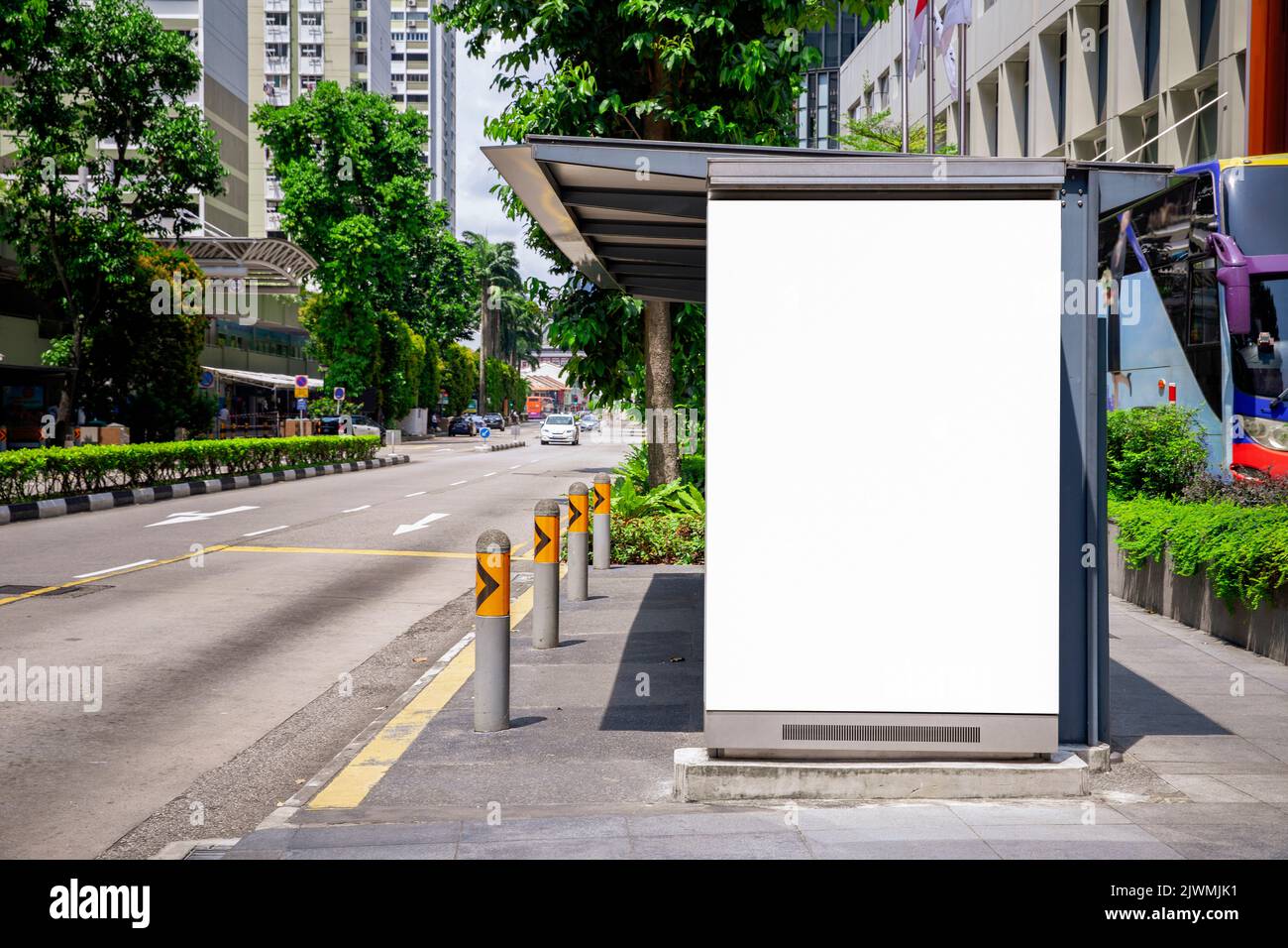 Digital Media Mock in bianco su cartellone pubblicitario nella fermata dell'autobus, cartelloni pubblicitari vuoti con i passeggeri, cartello per la pubblicità del prodotto Foto Stock