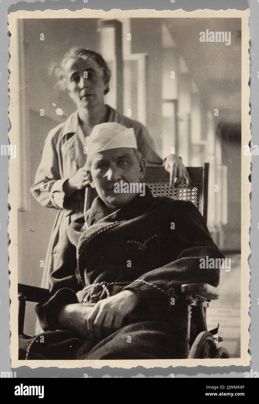 Ritratto del sacerdote Władysław Korniłowicz - a Laski, con Zofia Szczuka. Sconosciuto, fotografo Foto Stock