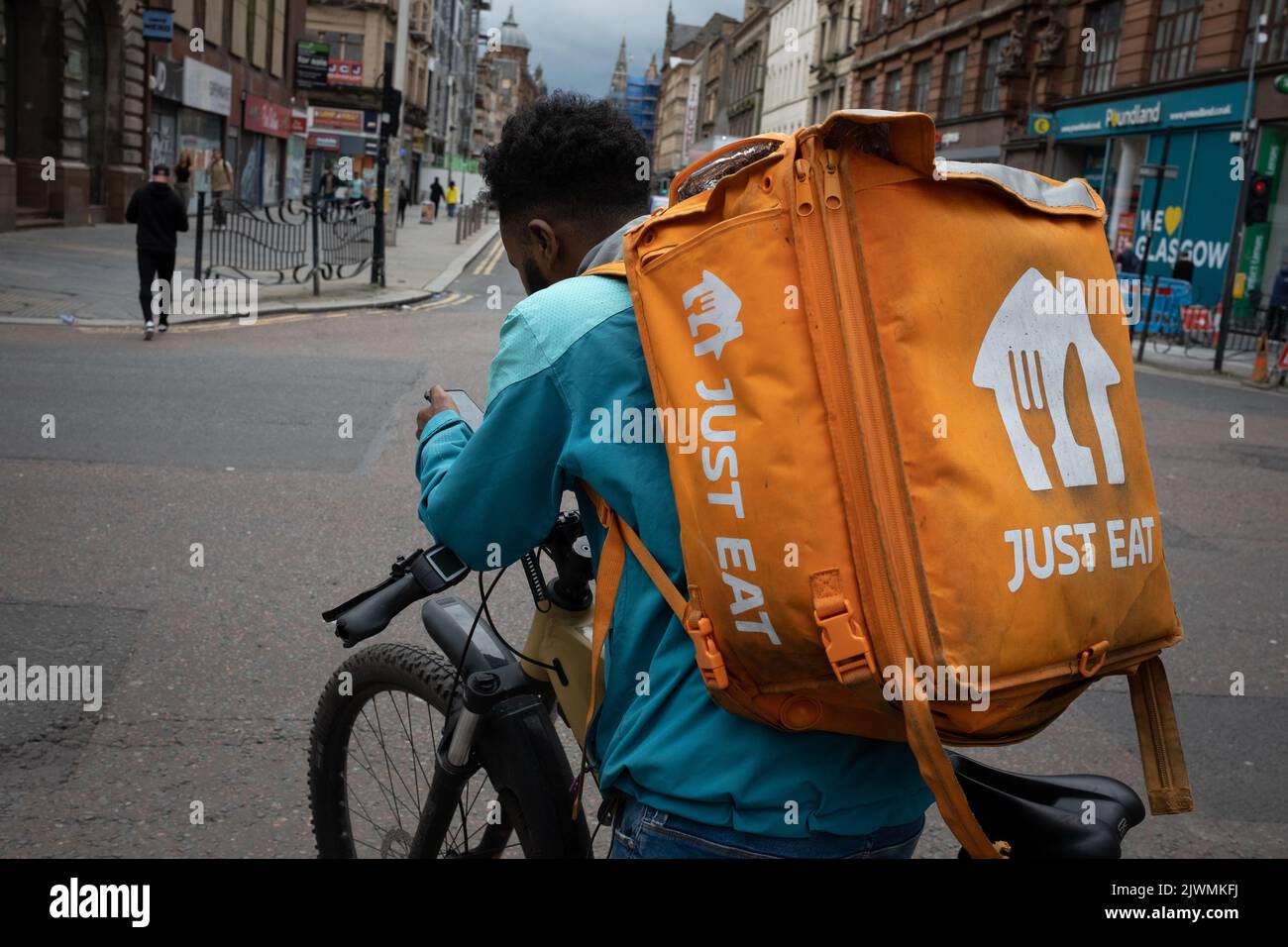 Corrieri di consegna di fast food, per Deliveroo e appena mangiano, a Glasgow, Scozia, 6 settembre 2022. Foto Stock