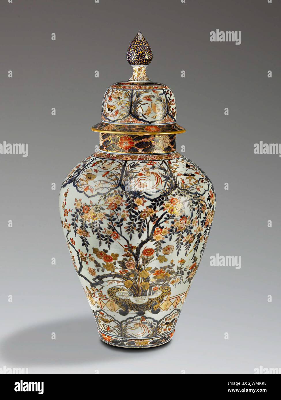 Vaso con coperchio a cupola decorato con fiori di ciliegio, crisantemi, quaglie e insetti in mezzo all'erba, prodotto Imari. Sconosciuto, ceramista Foto Stock