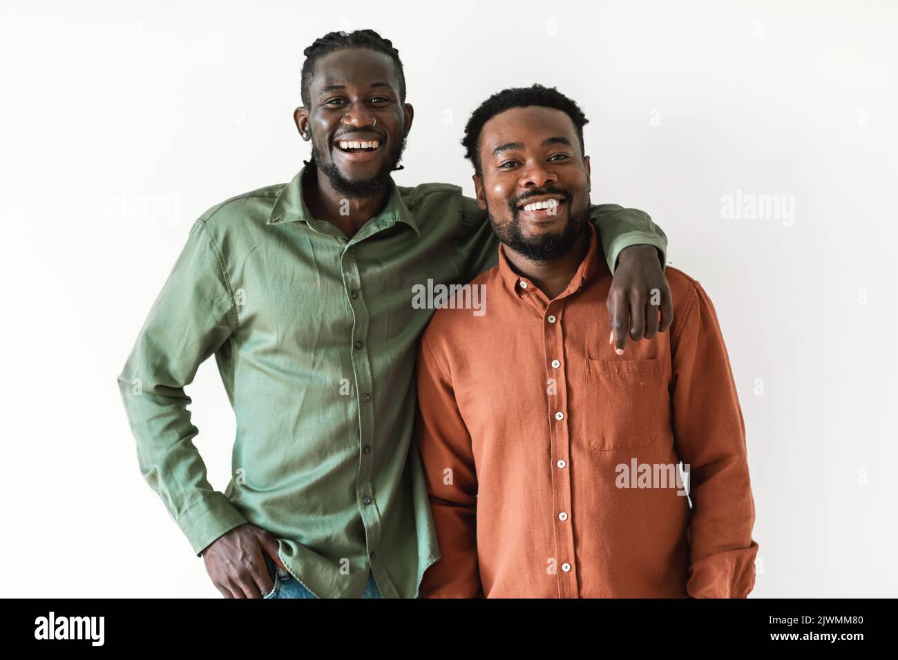 Due ragazzi afroamericani positivi che si abbraccia su sfondo bianco Foto Stock